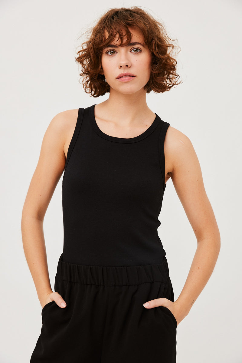 SLEEVELESS ROUNDNECK TOP